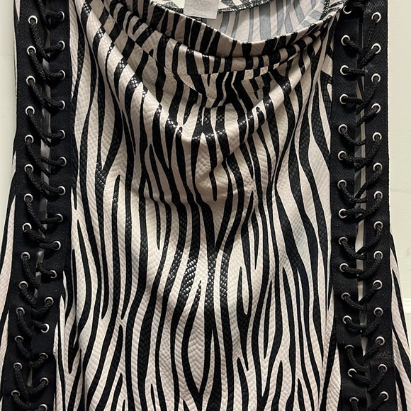 Dolls kill kimcine curve zebra striped strapless romper size L - Picture 6 of 10